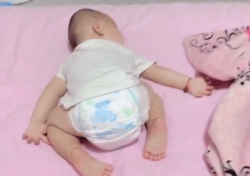 被子|“没心没肺奶爸”带娃睡觉火了, 被冷落的娃 是买手机送的