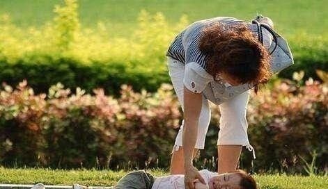 孩子|孙子翻身掉床,奶奶一个动作令娃永远离开:摔倒谨记“黄金3步”