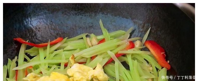 鸡蛋|莴笋最好吃做法,加2个鸡蛋,我家一周做5次,下酒下饭,香!
