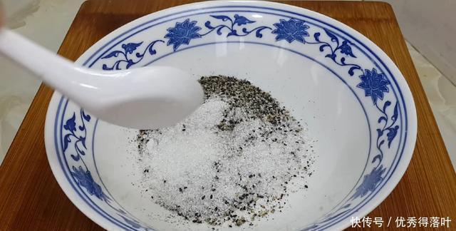 烧饼这样做才香酥,锅里烙一烙,比买的还好吃,咬一口就香酥掉渣