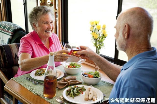 生活习惯|寿命长的人，晚上有4种饭不吃，3件事不做，看看你能做到么