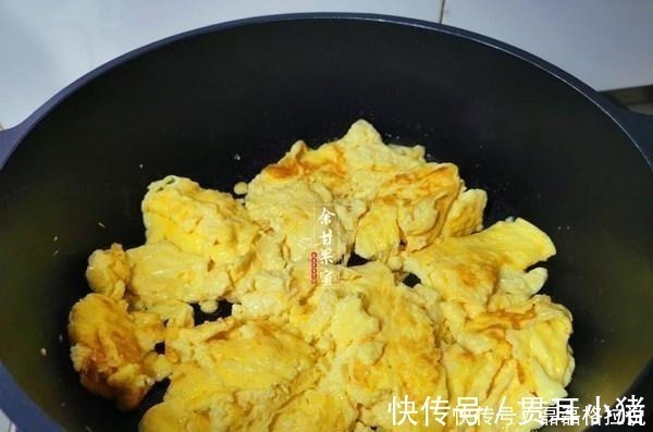 炒鸡蛋前,蛋液加水搅打就错了,加点它鲜嫩无腥味,一碟不够吃