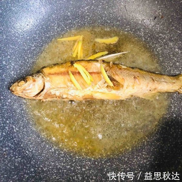 烧鱼,加醋去腥就废了,正确的是放“它”,上桌就扫光