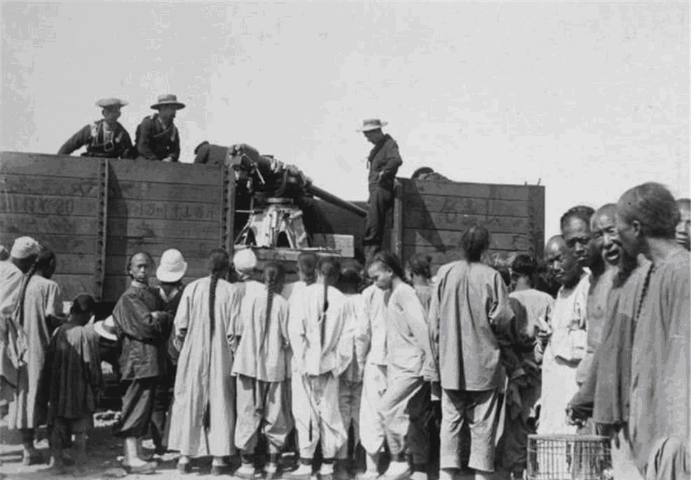 法军|镜头下真实的八国联军,图3百姓借梯子给法军,图5跪在洋人脚前的卖国贼!