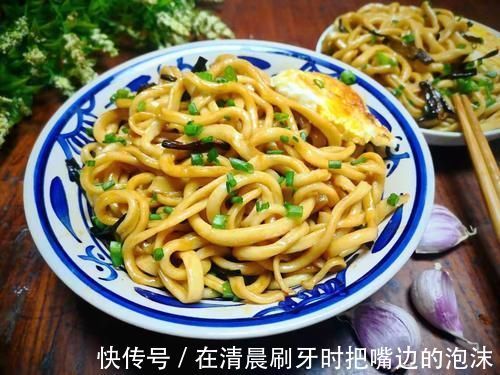 拌面|面条这样做太好吃了，简单一拌香味浓郁，一周吃7次都不腻，真香