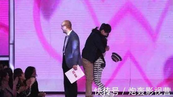 女导演|《非诚勿扰》他被女生集体灭灯，转身抱走女导演，如今两人太甜蜜