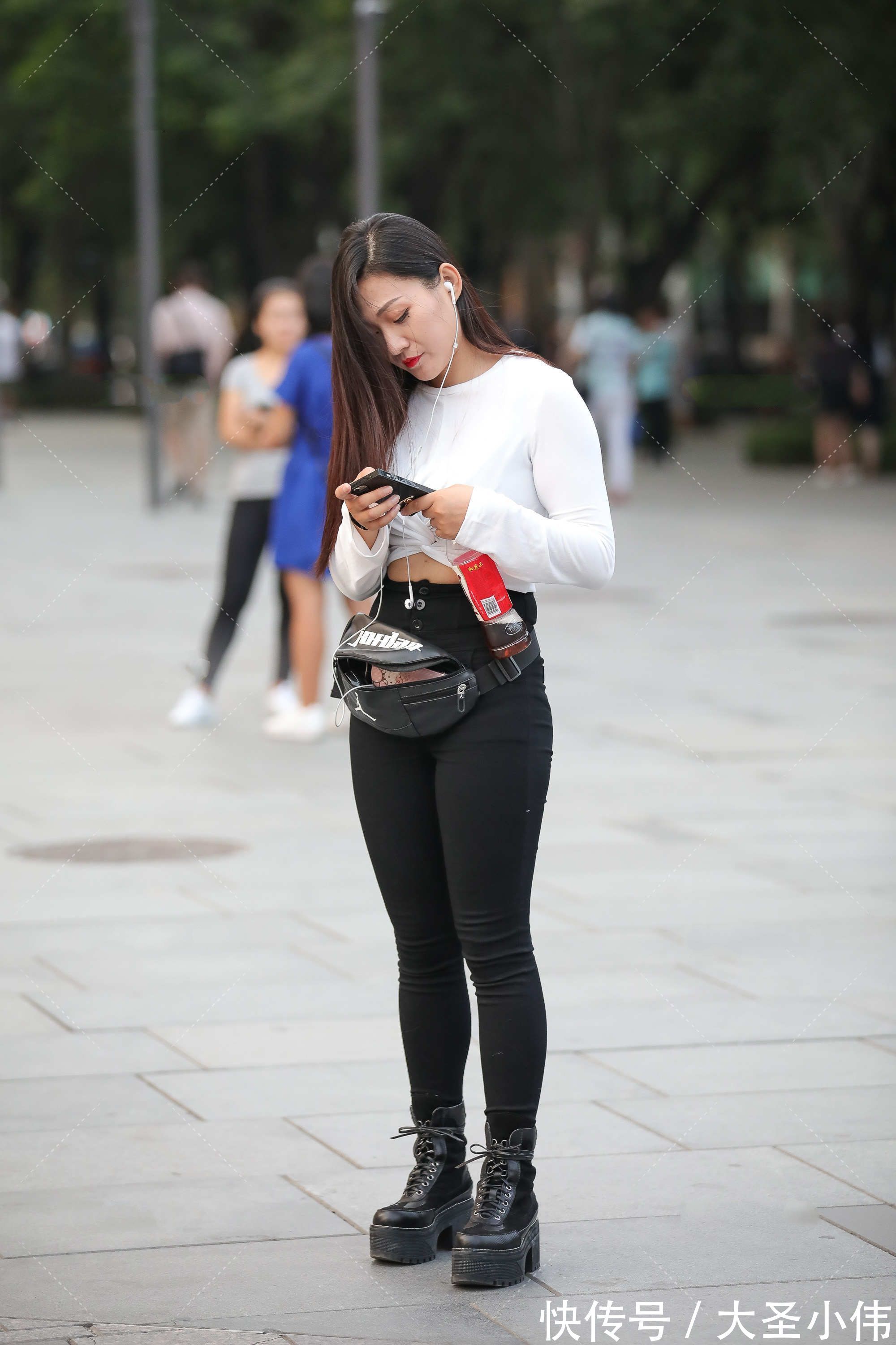 上衣 美女街拍:长袖上衣搭配高腰紧身裤,经典的黑白配,简约时尚还显气质