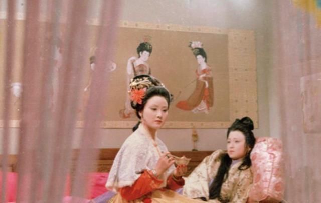 王熙凤|操办秦可卿丧事有什么好处?王熙凤那么积极包揽,她赚了三万两