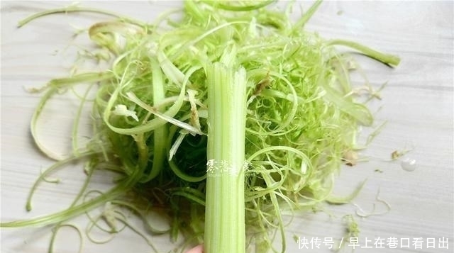 西芹别直接炒,下锅之前多做一步,口感细嫩幼滑,不输大饭店!