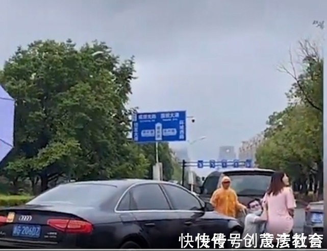 医院|产妇在医院门口站着生产,宝宝不到1分钟落地,丈夫手捧婴儿发呆