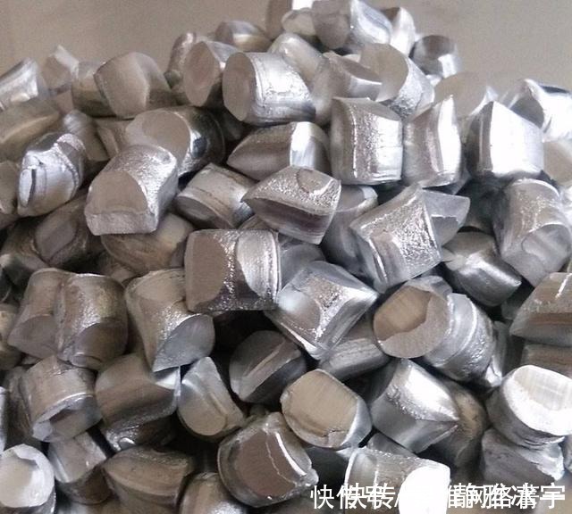 彩虹|铝竟然比金子贵？回收易拉罐做成的珠宝，颜色堪比彩虹