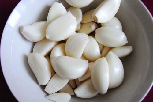 枕头|女性睡前把大蒜放在枕头下,半个月后,好处不请自来,早知早受益