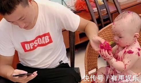 火龙果|“一心二用”奶爸带娃吃火龙果火了看到宝宝后,网友活着就好