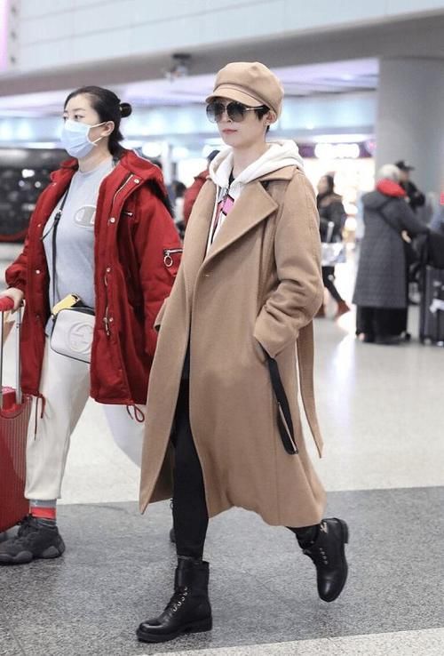 贝雷帽|真是女生穿搭教科书，穿浅驼色大衣内搭卫衣，显高显瘦