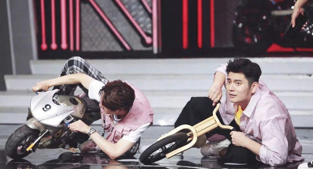 机车|王一博和钱枫出席活动合影,钱枫脸部被虚化,偏爱程度很明显