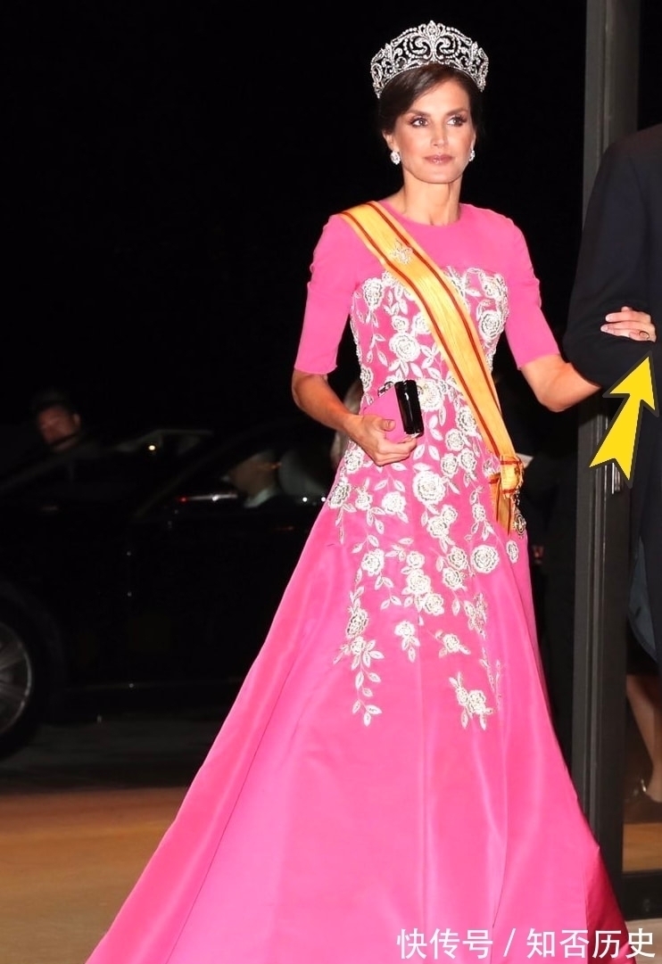 karen!莱蒂齐亚和她近几月不离手的神秘戒指:我终于知道是谁送给她的了