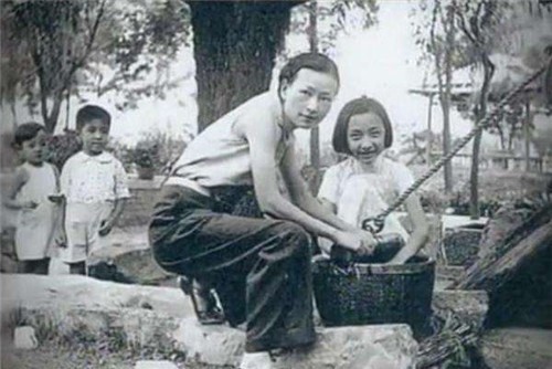 因小妾连诞4子,丈夫将原配母女赶至后院,不料女儿却家喻户晓