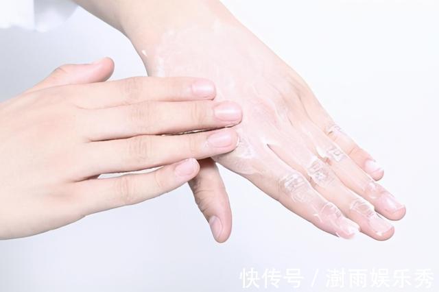 护手霜|中老年朋友护手的3个妙招,比单单涂护手霜更管用
