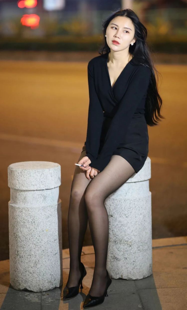大长腿 黑色丝袜穿出季节感,搭配黑色尖头细跟鞋,连衣裙更显气质