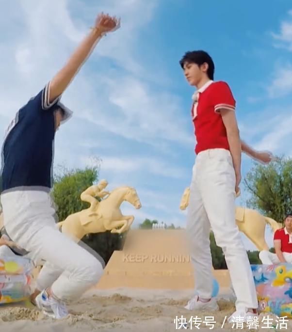 犯规|蔡徐坤为了能赢“作弊”当镜头扫到他的腿，网友太明目张胆了