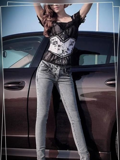 性感 紧身的牛仔裤给你不同的体验,让人更具年轻感,上身轻松打造性感