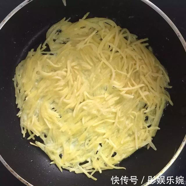 教你用土豆做金黄酥脆小饼，一口一个，又香又好吃！孩子吃不腻！
