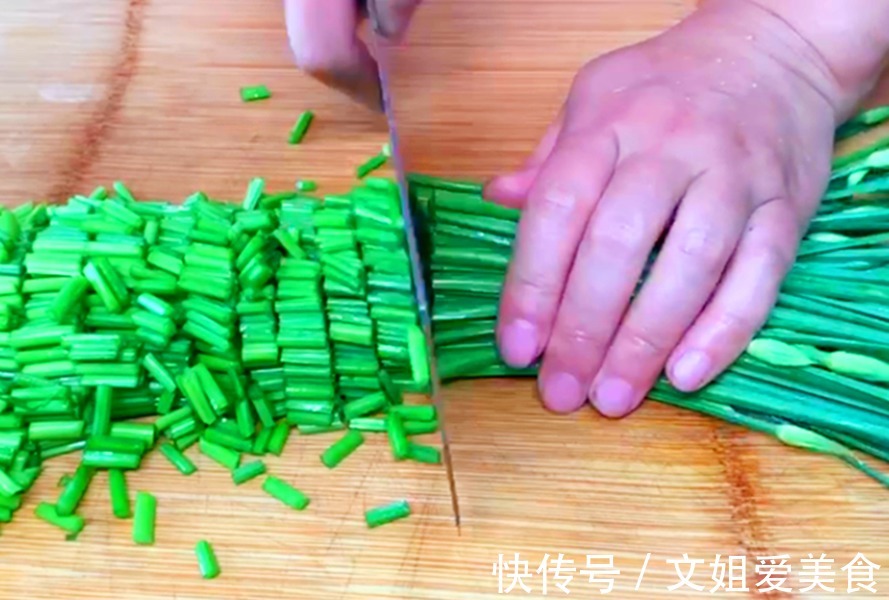 韭菜黄|秋天吃什么菜?比吃韭菜和西红柿更有营养呢?