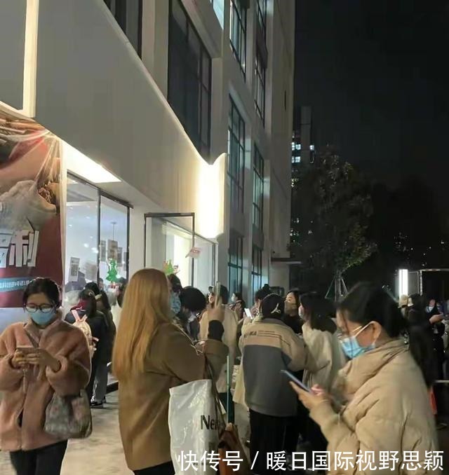 雪梨林珊珊|雪梨林珊珊逃税被罚后转型线下店,人满为患,这次会不会逃税呢