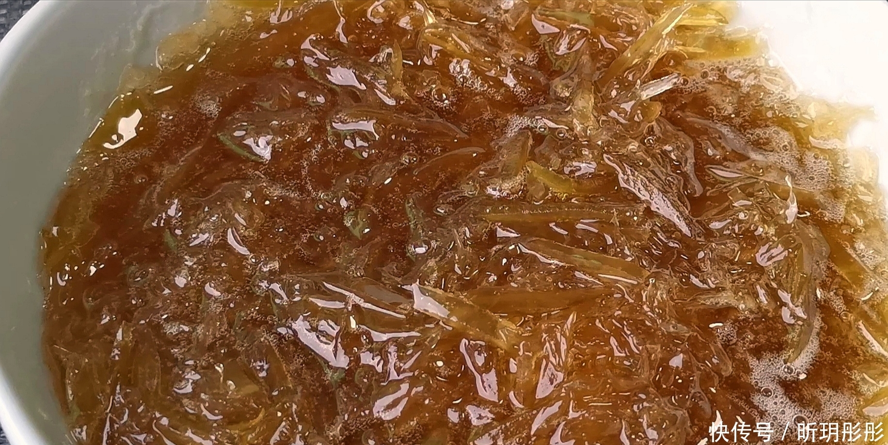 做成|柚子皮不要扔了,做成蜂蜜柚子茶太美味,酸甜可口,吃半年不坏