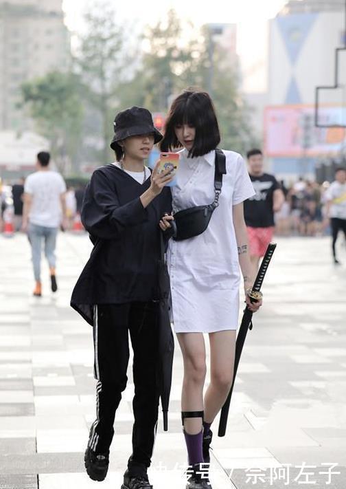 好身材|街拍紧身牛仔裤小姐姐,完美地诠释了什么叫S型好身材