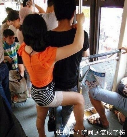 |搞笑图片,妹子,在公交车上能不能淑女一点,你这站姿纯属女汉子