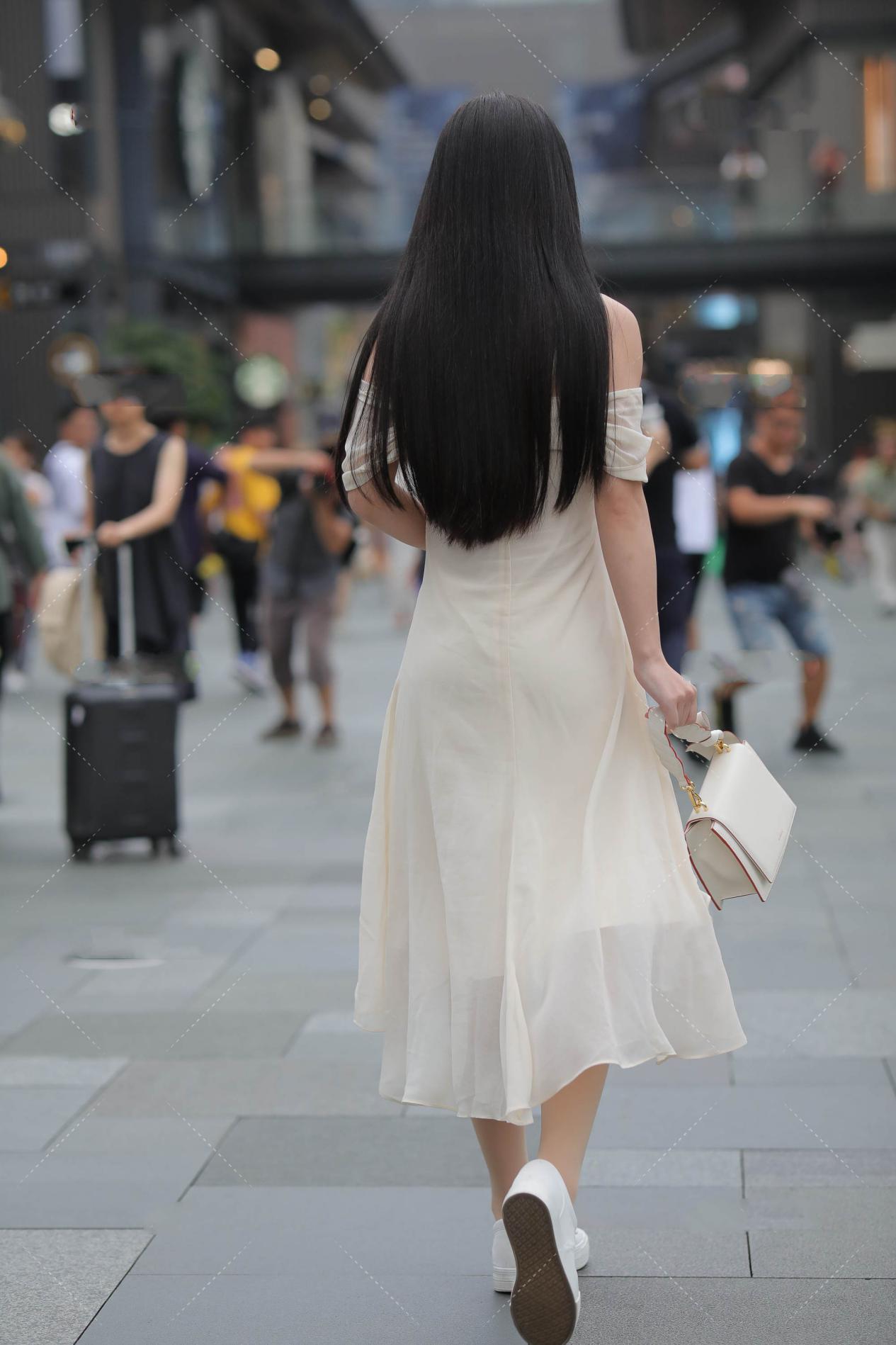  仙子|米白色衣服穿上很温柔, 穿着米白色的裙子像个仙子