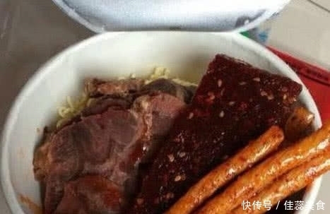 泡面“离不开”的5种食材，火腿肠上榜，图五只有聪明人才想得到