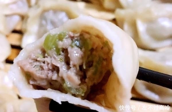 多汁|猪肉芹菜馅儿水饺,怎么调才好吃?大厨教你3招,鲜嫩营养又多汁