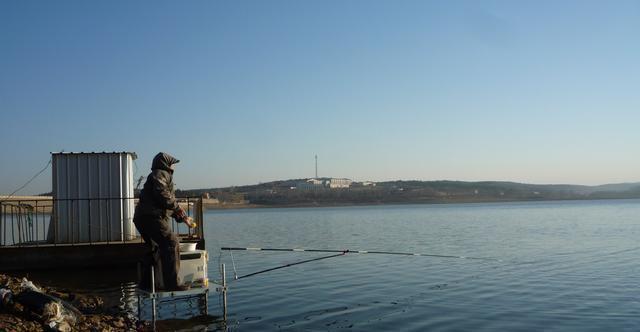 为了让窝里的底层鱼接触到钓饵，我找到了一个简单的方法