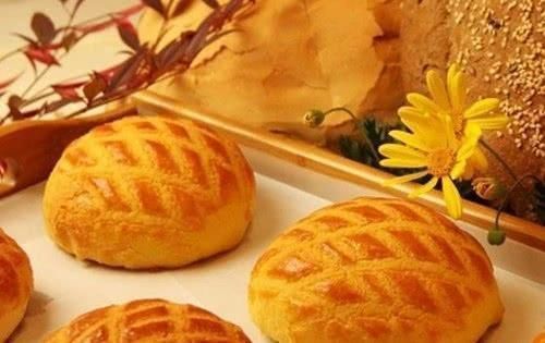 吃西餐牛排时，为何服务员都会端上一份面包，这是暗示你肯定不懂