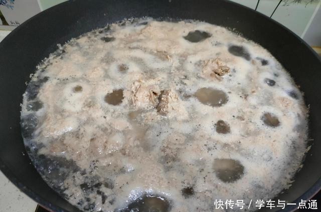 炖肉时产生的浮沫用不用撇除不少人搞错，难怪肉不香汤不浓