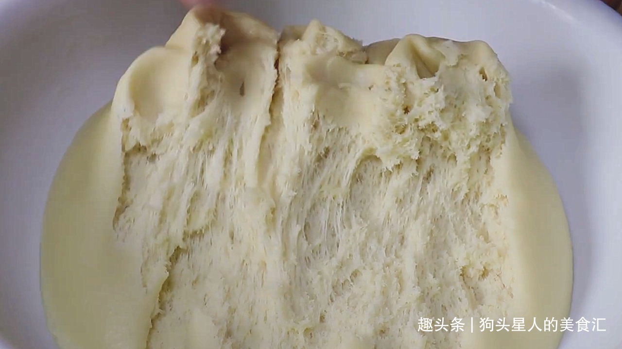 想吃面包不用出去买了，教你在家做，金黄酥脆会拉丝，柔软香甜
