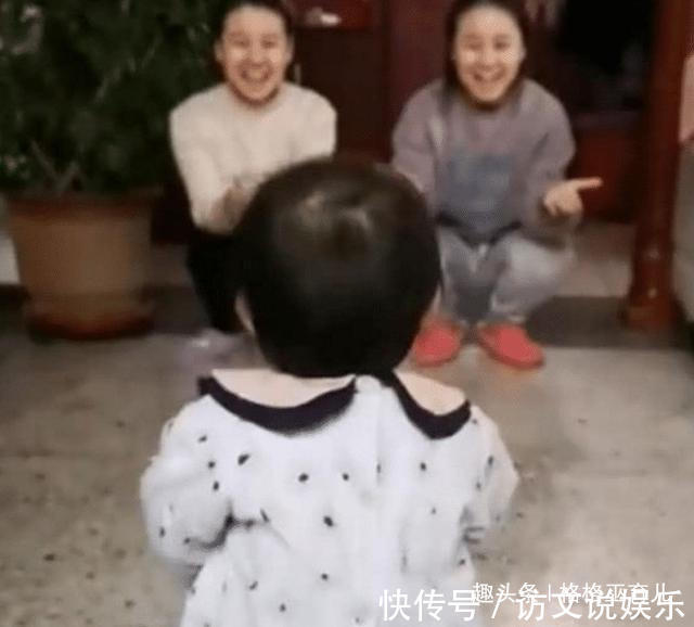 两人|小姨与妈妈是双胞胎,两人同时要抱女儿时,女儿的反应让人笑喷了