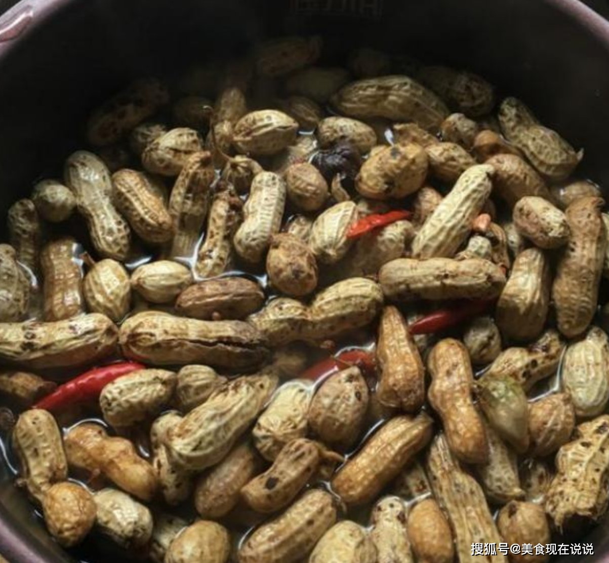 生花生怎么煮才好吃？奶奶教我一招，比外面卖的还好吃，香香脆脆