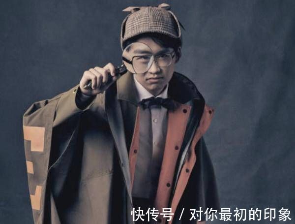 杂志封面|跑男集体拍杂志封面，唯独蔡徐坤跟大家不一样，名牌鞋子踩在脚底
