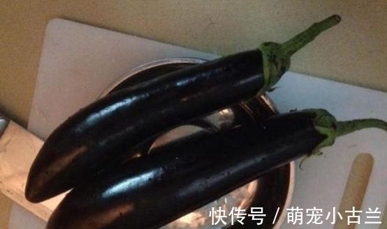 炒茄子时，先放油就错了！饭店师傅：茄子不油腻不黑，有好方法！