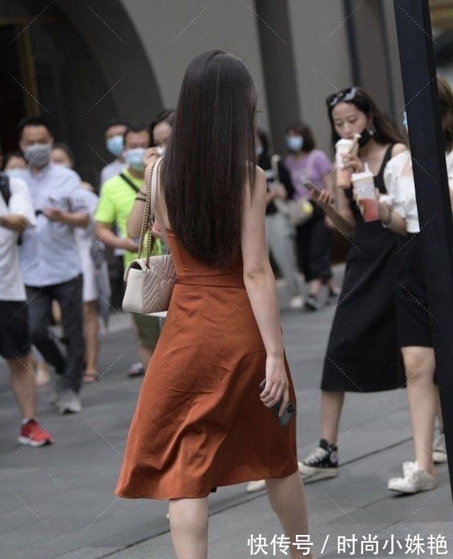 裙摆|橘色无肩无袖连衣裙搭配高跟鞋，简约时尚，自信大方