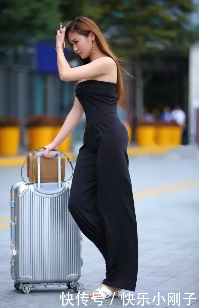 黑色连体裤惊艳亮相,造型别致魅力无限