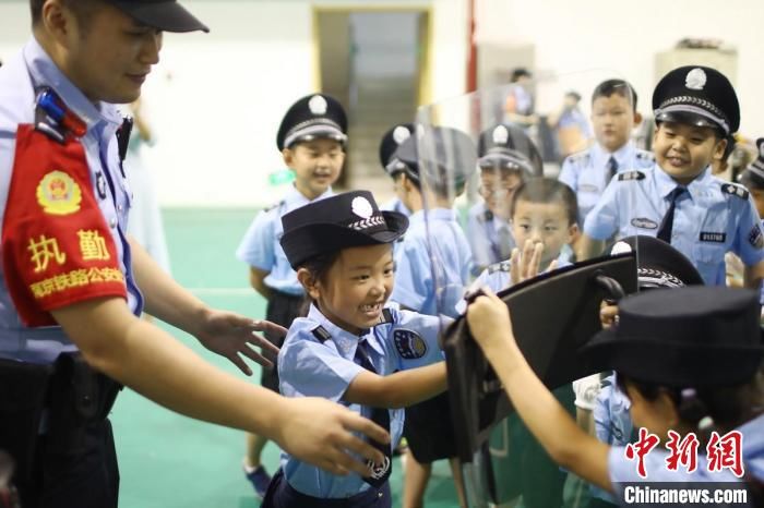 南京南站派出所|南京萌娃走进警营体验别样“警”彩