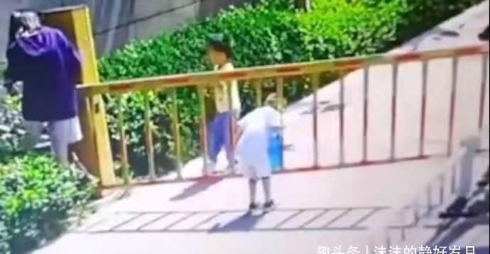 道闸|带着孩子穿越道闸升降杆,导致孩子头部被卡,照顾孩子怎能投机?