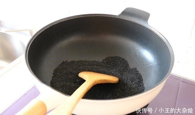 炒芝麻时,牢记“1不放4窍门”,芝麻不糊不苦,颗颗酥脆香味浓