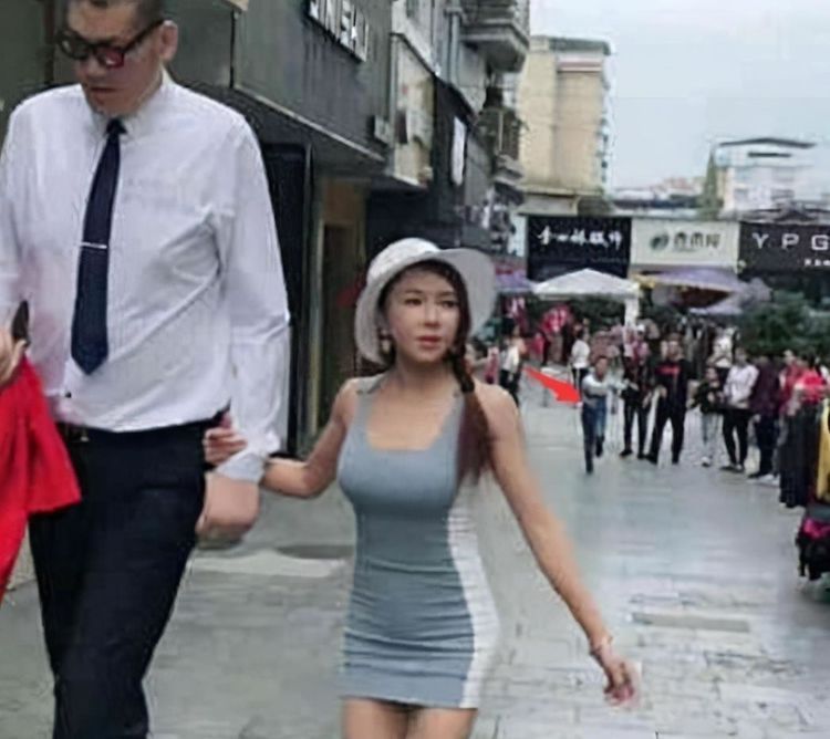 潘金莲&她是“最美潘金莲”,一婚嫁1米小矮人,现二婚嫁2米巨人!