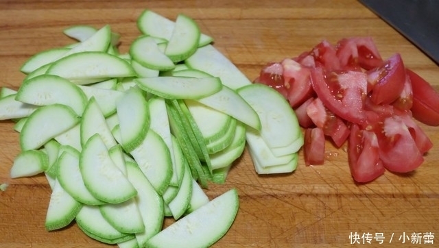 西葫芦别再炒肉了,放个番茄炒一炒,做法简单,清淡营养好吸收