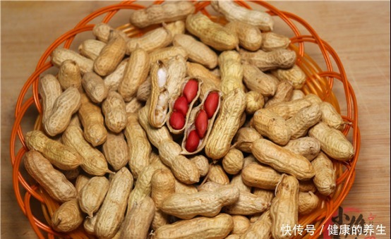 分钟|剥花生米别手抠了,只需一张纸巾,2分钟就剥一大碗,又快不伤手